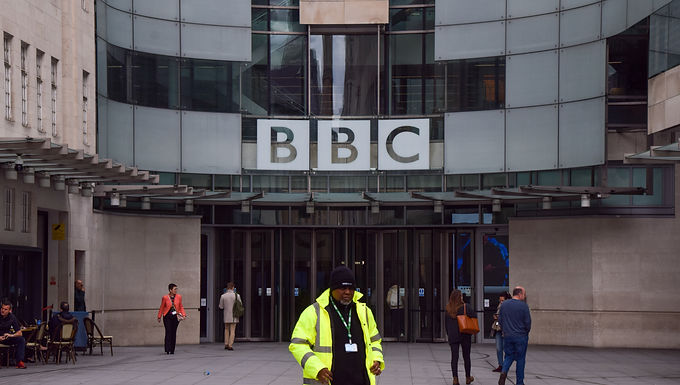 Los laboristas instan a investigar el nombramiento del presidente de la BBC en medio de denuncias sobre préstamos de Boris Johnson