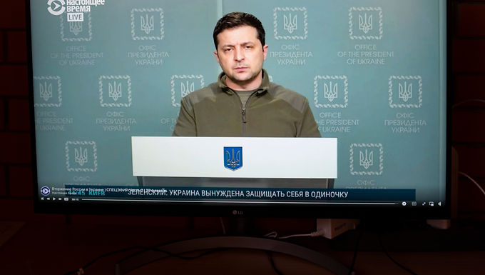 Zelensky ruega a Gran Bretaña, Dinamarca, Noruega y los Países Bajos más armas diciendo que Ucrania está usando las existencias tan rápido que tienen que hurgar en los rusos derrotados mientras Boris acusa a Putin de bombardeos 'despiadados y sistemáticos' contra civiles.