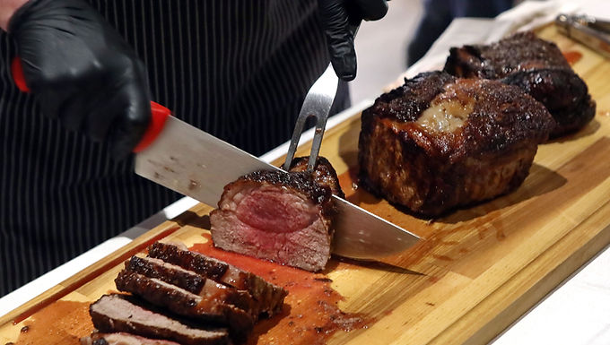 El zar de alimentos de Boris Johnson dice que los británicos podrían tener que pagar impuestos sobre la carne en el futuro
