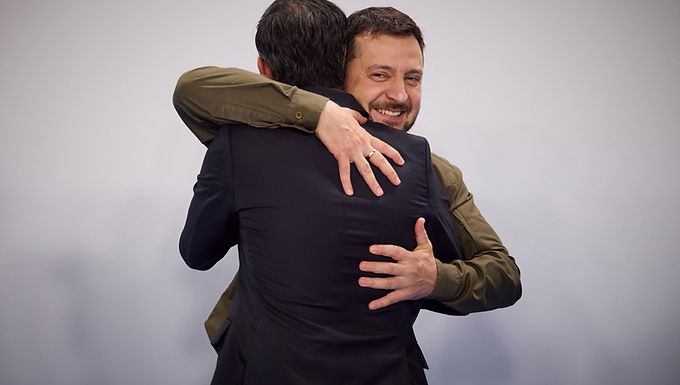 Rishi Sunak abraza a Zelensky en la cumbre del G7 en Hiroshima y le dice "Ucrania, no nos vamos a ninguna parte" mientras da la bienvenida a la luz verde de EE. UU. para enviar aviones F-16 para luchar contra Putin.