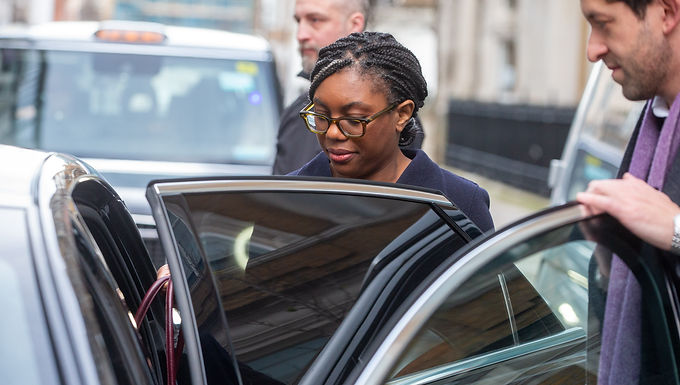 Kemi Badenoch se compromete a prohibir a los migrantes que reclaman los beneficios de convertirse en ciudadanos del Reino Unido