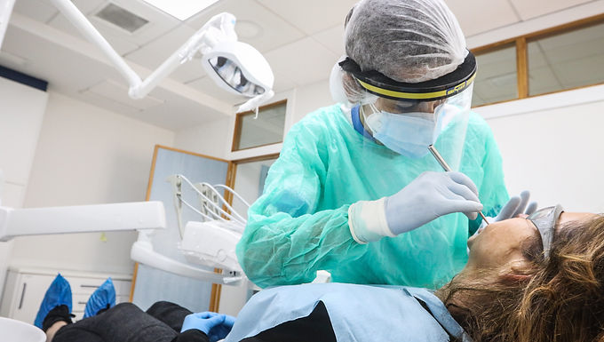 Inglaterra tiene 10 millones de 'empastes sin rellenar', dice Boris Johnson a los parlamentarios mientras los dentistas advierten que 30 millones de citas se 'perdieron' durante Covid