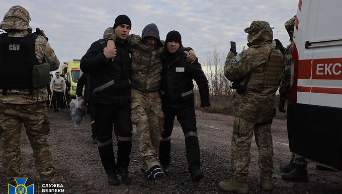 Se podrían enviar vehículos blindados del Reino Unido para rescatar a los refugiados atrapados en Mariupol mientras Boris considera "subir una marcha" para ayudar a las 160.000 personas que aún se encuentran en la ciudad ucraniana sitiada.
