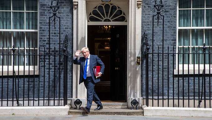 Keir Starmer y los parlamentarios laboristas son tildados de 'desgraciados' después de negarse a aplaudir a Boris Johnson en su última aparición.