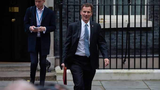 Los británicos se preparan para la mayor carga fiscal desde la Segunda Guerra Mundial: el presupuesto de noviembre de Jeremy Hunt 'agregará £ 25 MIL MILLONES en aumentos'