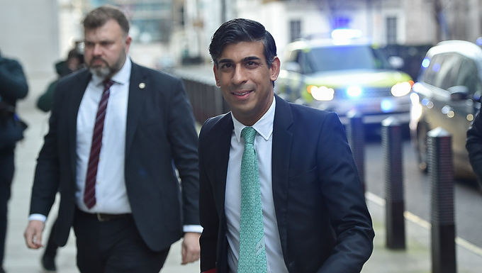 Rishi Sunak gana el primer debate televisivo contra el candidato laborista