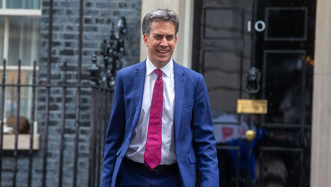 Ed Miliband insiste en que NO consideró renunciar por el cambio de sentido ecológico del Partido Laborista después de que Keir Starmer y Rachel Reeves arruinaran planes de gasto de £ 28 mil millones para hundir al partido en el caos.