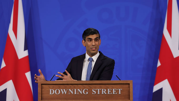 Rishi Sunak se niega repetidamente a descartar una candidatura al liderazgo conservador si Boris Johnson es expulsado por Partygate, pero alimenta la especulación de que sí quiere el puesto principal al decir que es "muy amable" por parte de los parlamentarios etiquetarlo como el favorito.