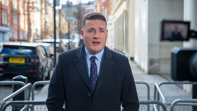 Starmer se enfrenta a la primera rebelión de sus parlamentarios
