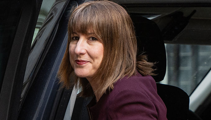 Rachel Reeves enfrenta la llamada de su partido laborista local para abandonar los recortes de bienestar