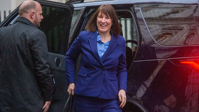 Se insta a Rachel Reeves a evitar un "bucle condenado" de recortes de gastos después de que los pidianza del gobierno se dispararon a £ 17.8 mil millones en diciembre, un máximo de cuatro años
