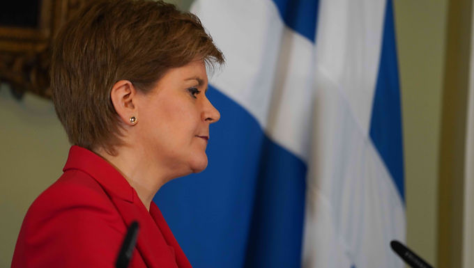 Nicola Sturgeon se burla de Boris Johnson por el encierro mientras ordena a los escoceses que usen máscaras y trabajen desde casa al menos hasta agosto, pero planea liberar al país de las reglas de cuarentena de prueba y rastreo que paralizan las empresas ANTES de Inglaterra