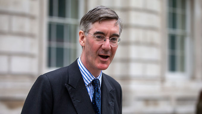 Jacob Rees-Mogg presiona a Rishi Sunak para que cumpla con la fecha límite de 2023 para eliminar las leyes de la UE, ya que advierte que no hacerlo dañará las esperanzas electorales de los conservadores.