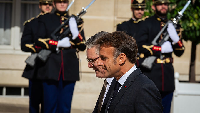 Keir Starmer comparte el video de 'Bromance' de él que le da a Emmanuel Macron una visita guiada a las damas, incluida la silla de Churchill, mientras prometen 'Unity' antes del regreso de Donald Trump