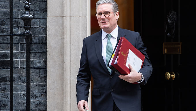 Starmer sugiere recortes de gastos mientras culpa a la economía global 'volátil' por la crisis posterior al presupuesto en PMQS, e insiste en que Reeves estará en No11 durante 'muchos años'
