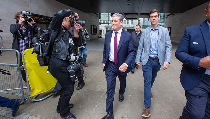 Rishi Sunak está 17 puntos detrás de Starmer, pero los votantes preferirían su consejo sobre dinero, según una encuesta, ya que el líder laborista encabeza todas las demás categorías.