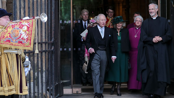 El primer ministro Rishi Sunak se une al rey Carlos y a la reina Camilla en el servicio religioso de Balmoral antes del primer aniversario de la muerte de la difunta reina.