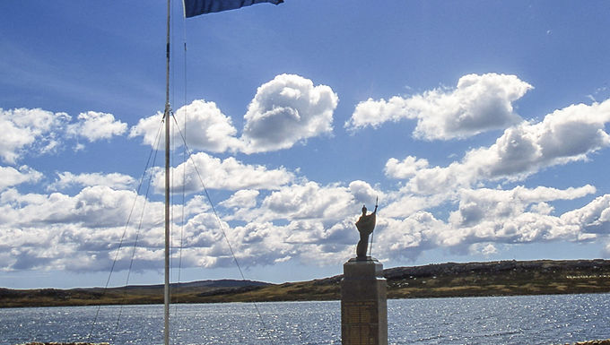 Boris Johnson compara el conflicto de Ucrania con la guerra de las Malvinas en una excavación en Argentina