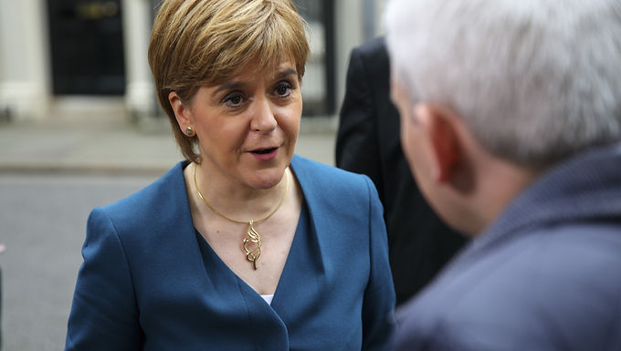 Golpe para Sturgeon ya que la encuesta muestra que el 53%  de los escoceses se oponen a su campaña para dividir el Reino Unido y los conservadores instan a los votantes a "enviar un mensaje al SNP" en las elecciones locales del próximo mes.
