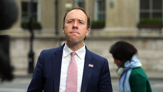 Boris Johnson enfrenta una presión creciente para lanzar una investigación de 'amiguismo' sobre la contratación de Matt Hancock de su asistente cercana Gina Coladangelo para roles financiados por los contribuyentes después de que las imágenes mostraran a la pareja besándose.
