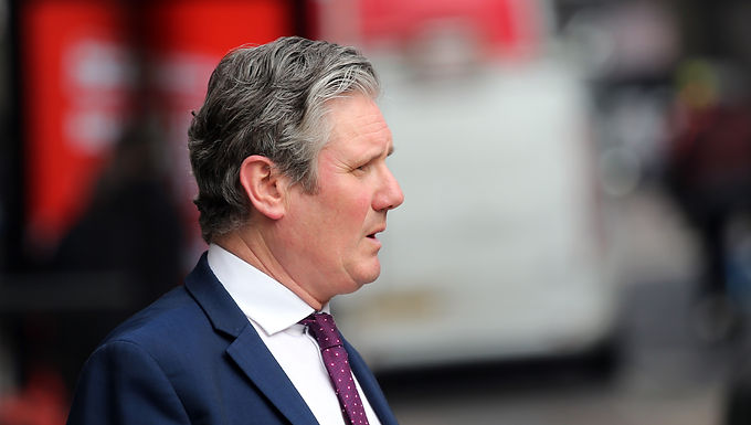 Keir Starmer etiqueta las reformas de atención social de Boris Johnson como un "impuesto a la demencia de la clase trabajadora" durante los feroces enfrentamientos en los PMQ mientras el primer ministro rechaza la afirmación de que ha incumplido la promesa de que las personas no tienen que vender sus casas para pagar la ayuda.