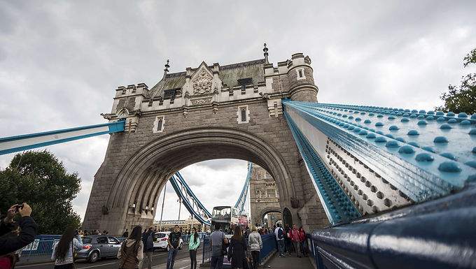 El secretario de Irlanda del Norte defiende que se investigue la posibilidad del puente planeado por Boris Johnson