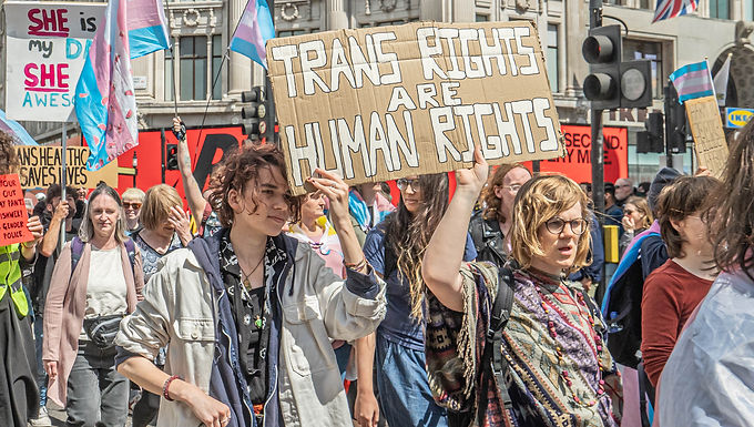 Cientos de activistas por los derechos de las personas trans toman las calles de Glasgow en protesta por la decisión del gobierno del Reino Unido de bloquear el proyecto de ley de reforma de género de Nicola Sturgeon
