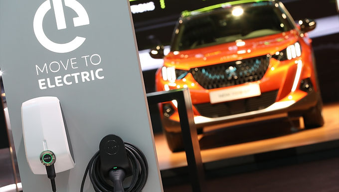 El gobierno británico bajará el coste de recarga de los vehículos eléctricos aunque nuevo impuesto los gravará a partir de 2028