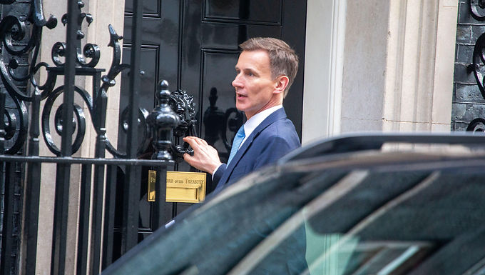 El canciller Jeremy Hunt no expresa confianza en la posición de Nick Read como jefe de la oficina de correos en medio de afirmaciones de que el presidente "amenazó con renunciar si no le pagaban más de £ 1 millón".