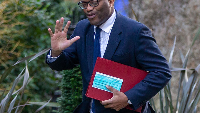 Más encuestas muestran una ventaja masiva de hasta 28 puntos para los laboristas después de que el 'mini-presupuesto' desencadene el caos del mercado y los temores hipotecarios... mientras Kwasi Kwarteng insta a los conservadores a centrarse en reactivar la economía