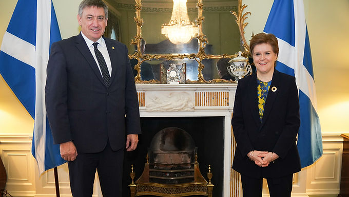 Nicola Sturgeon pone fin a su guerra con Andy Burnham cuando levanta la prohibición de viajar de Escocia a Manchester y dice que "ya no hay una diferencia significativa en las tasas de casos"