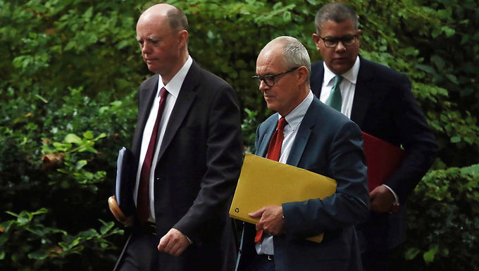 Boris Johnson critica a los matones 'despreciables' que le hicieron una llave de cabeza a Chris Whitty mientras Priti Patel dice que los oficiales investigarán la protección disponible para él y la policía enfrenta preguntas sobre por qué los oficiales en la escena no hicieron un arresto