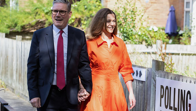Sir Keir Starmer se sitúa en el décimo puesto, ya que las encuestas a pie de urna pronostican una aplastante victoria laborista
