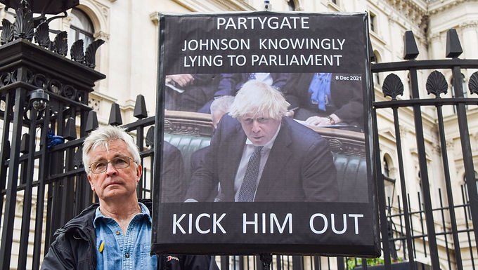 Boris Johnson se convierte en el primer primer ministro británico en ser interrogado bajo advertencia por la policía: la filtración de la sonda Partygate revela que al personal de Downing Street se le otorgó "el derecho a permanecer en silencio"