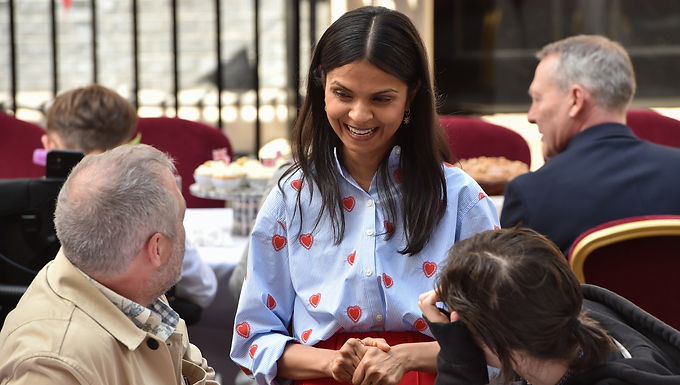 La esposa de Rishi Sunak, Akshata Murty, revela dónde le encanta comprar, cómo guarda las sobras en cajas Tupperware a pesar de valer más de £ 500 millones y por qué se NIEGA a deshacerse de los tacones por su marido de 5 pies y 6 pulgadas.