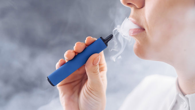 El Gobierno Británico anuncia la prohibición de los cigarrillos electrónicos desechables. 