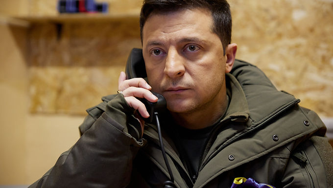 Zelensky dice que cualquier acuerdo de paz con Rusia tendría que pasar un referéndum en Ucrania mientras Boris Johnson discute la crisis con Joe Biden y los líderes de la UE.