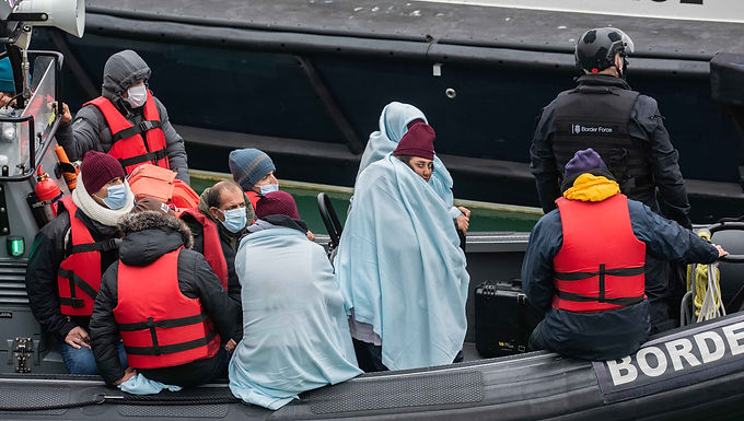 Los inmigrantes comienzan a cruzar el Canal de la Mancha en pequeñas embarcaciones después de que los jueces dictaminaran que el plan de Rishi Sunak de enviarlos a Ruanda era ilegal.