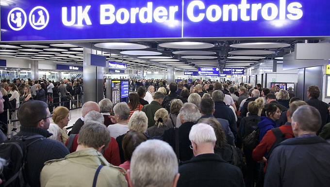 Los laboristas admiten que podrían hacer que la inmigración sea incluso superior a 500.000 al año para "tapar las brechas de habilidades", mientras Rishi Sunak critica a Keir Starmer por querer reabrir el Brexit