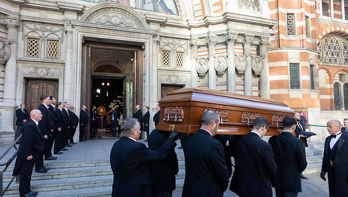 Elogio del Papa por el parlamentario asesinado: la familia de David Amess escucha el tributo del Pontífice a sus años de 'dedicado servicio público' en una sentida nota leída en la Catedral de Westminster, mientras Boris Johnson se une a ex primer ministros y políticos en el memorial por el padre de cinco