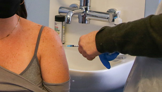 Boris Johnson advierte que 'demasiados' ancianos británicos completamente vacunados están terminando en el hospital con Covid mientras el primer ministro insta a la nación a obtener su vacuna de refuerzo