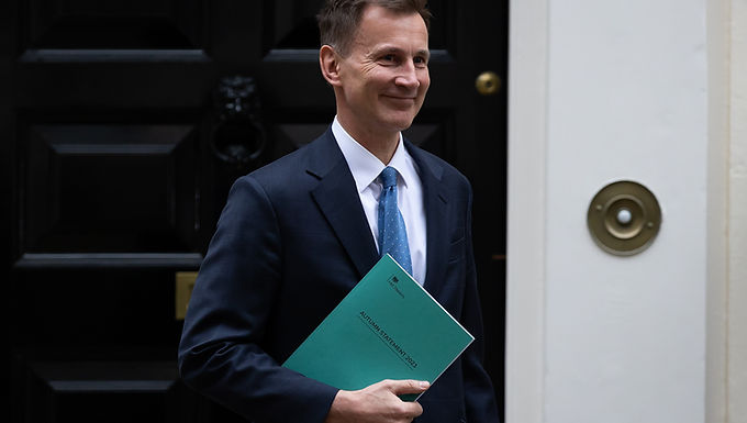 Jeremy Hunt dice a los parlamentarios que es hora de que las empresas se centren en el talento británico y señala que el Tesoro ha abandonado su oposición a endurecer los controles de inmigración.