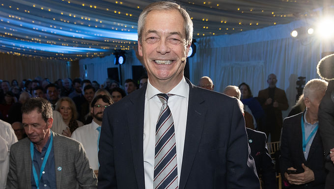 Keir Starmer se burla de Nigel Farage diciendo que "sonrió" cuando Elon Musk le dio un choque al ex aliado y dijo que debería ser reemplazado como líder de reforma