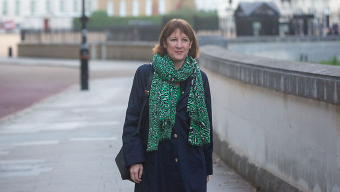 La Canciller Rachel Reeves 'planea recortar la suma global libre de impuestos del 25% a la que los pensionados pueden acceder de sus fondos cuando se jubilan', dejando a millones de jubilados fuera de su bolsillo en una nueva redada presupuestaria