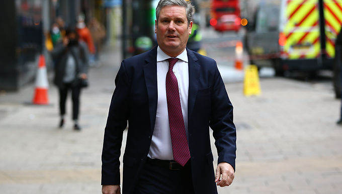 Boris Johnson y Keir Starmer compiten por ser los más transparentes de todos: el primer ministro corre el riesgo de una revuelta conservadora mientras apoya la prohibición de que los parlamentarios sean consultores políticos antes de la votación decisiva de mañana convocada por los laboristas, que quieren descartar todos los segundos trabajos