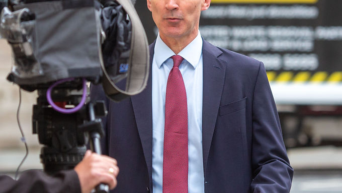 La 'bomba fiscal de 2.000 libras esterlinas para las familias' del Partido Laborista: Jeremy Hunt advierte que todos los hogares sufrirán para llenar un enorme agujero negro en los planes de gasto de Keir Starmer, mientras el Canciller dice que quiere recortar la carga para los británicos nuevamente en otoño, en más pistas sobre las elecciones de noviembre
