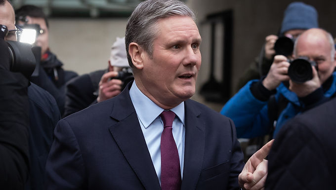 Keir Starmer está utilizando el manual de Tony Blair para flanquear a los conservadores de derecha, advierte el ministro