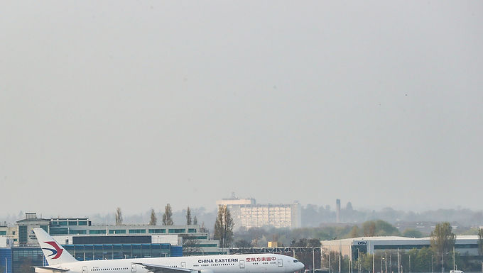 Liz Truss respalda la construcción de una tercera pista en el aeropuerto de Heathrow, pero advierte a la industria de la aviación que debe volverse "más respetuosa con el medio ambiente" en el futuro