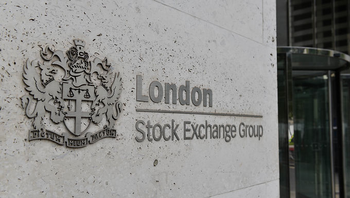 La libra esterlina sube casi un 1% a $1,205 cuando Rishi Sunak revela un acuerdo posterior al Brexit mientras que los mercados europeos ven un impulso y el FTSE 100 cierra 56 puntos más alto