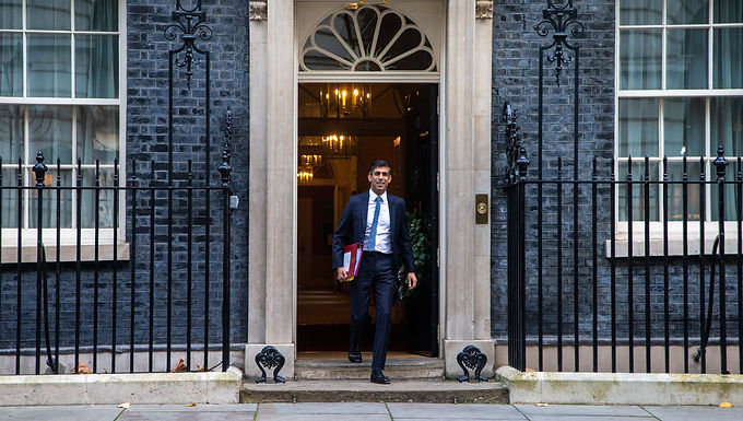 Los británicos se enfrentan a un doble golpe fiscal: Rishi Sunak considera la devolución de una tasa impositiva de 50 peniques para los que más ganan en un intento por equilibrar las finanzas del país, mientras que los hogares podrían ver un aumento de los impuestos municipales, pero las pensiones aumentarán con la inflación